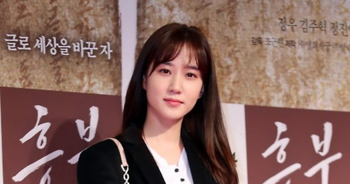 혼자가 아니다 포스터