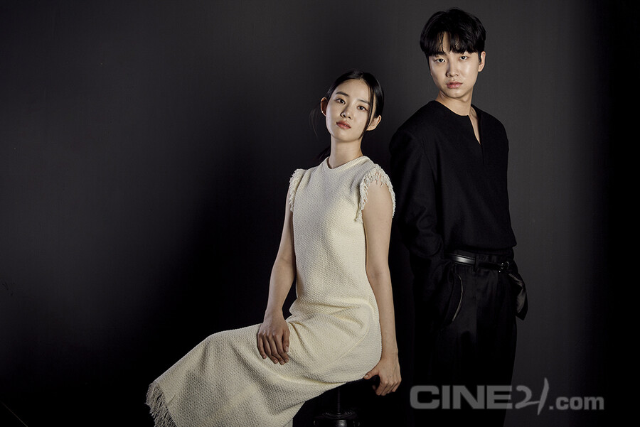 거울의 소녀 포스터